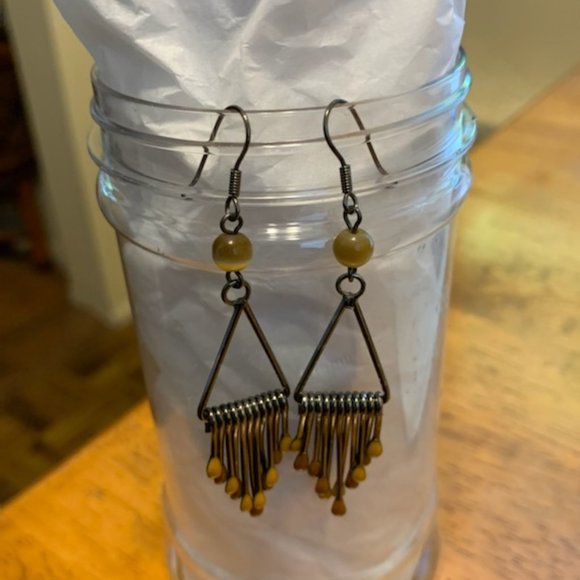 Black Metal Triangular earrings with beads - Picture 5 of 6